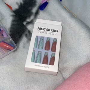 Pretty baby blue nails easy application